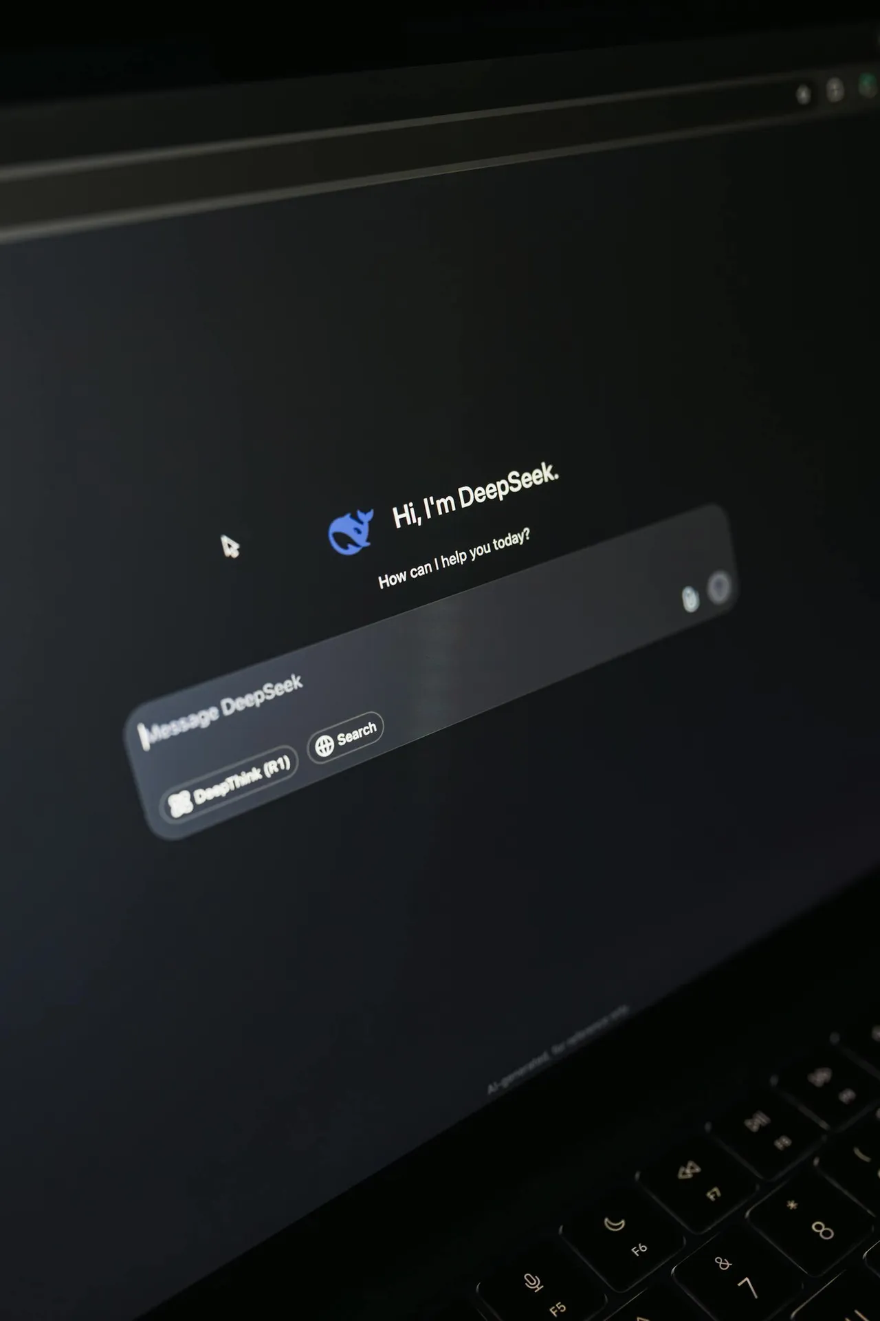 Laptop mit klar sichtbarer KI-Chat-Oberfläche in einer modernen Arbeitsumgebung.
