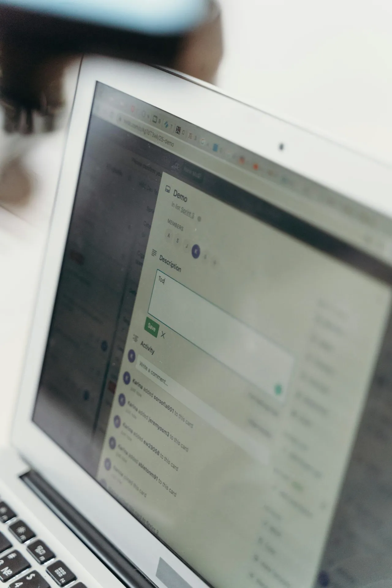 Laptop mit strukturierter Projekt- oder App-Oberfläche in einer konzentrierten Arbeitssituation.