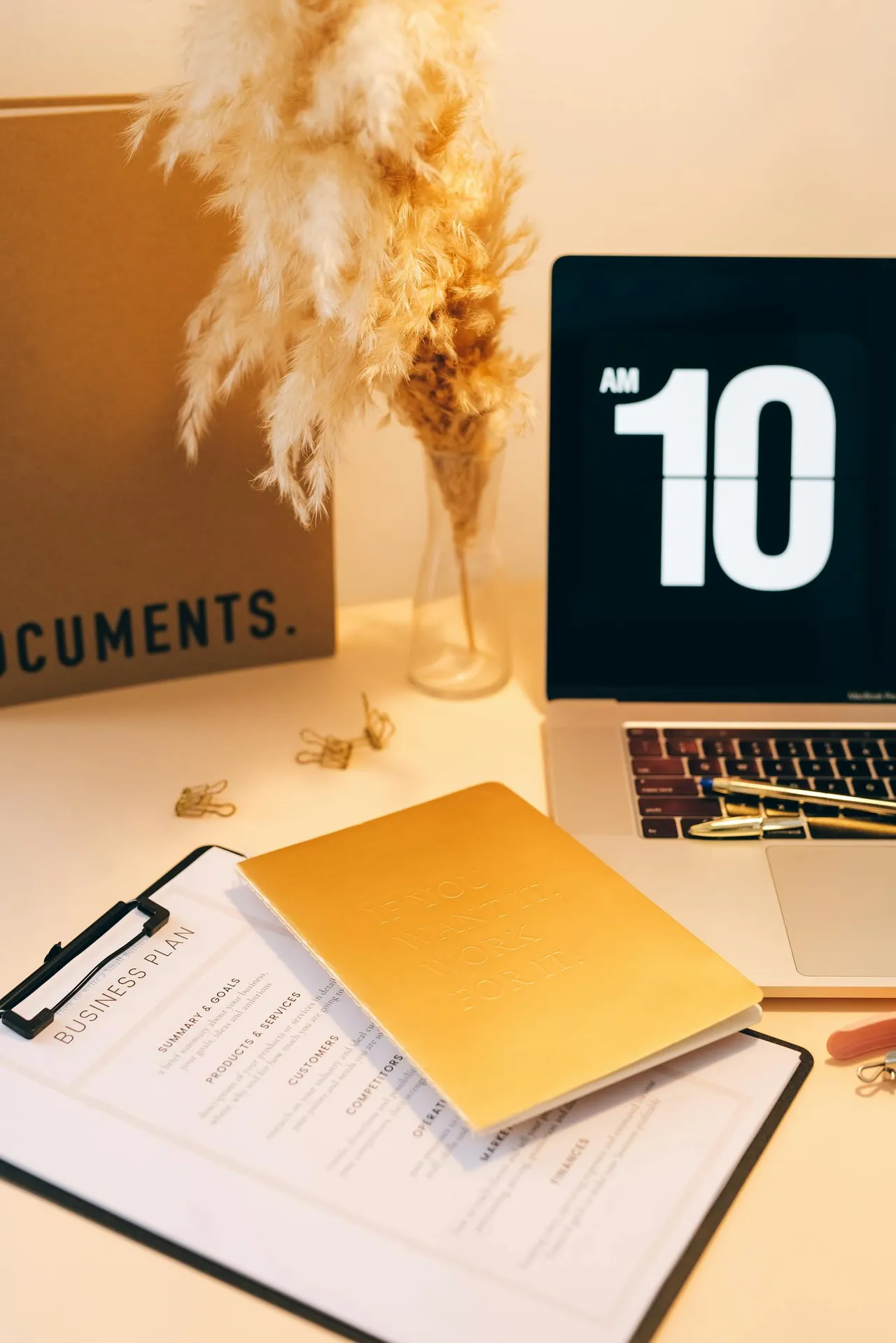 Aufgeräumter Schreibtisch mit Dokumenten, Laptop und Arbeitsmaterialien für strukturierte Prozessarbeit.
