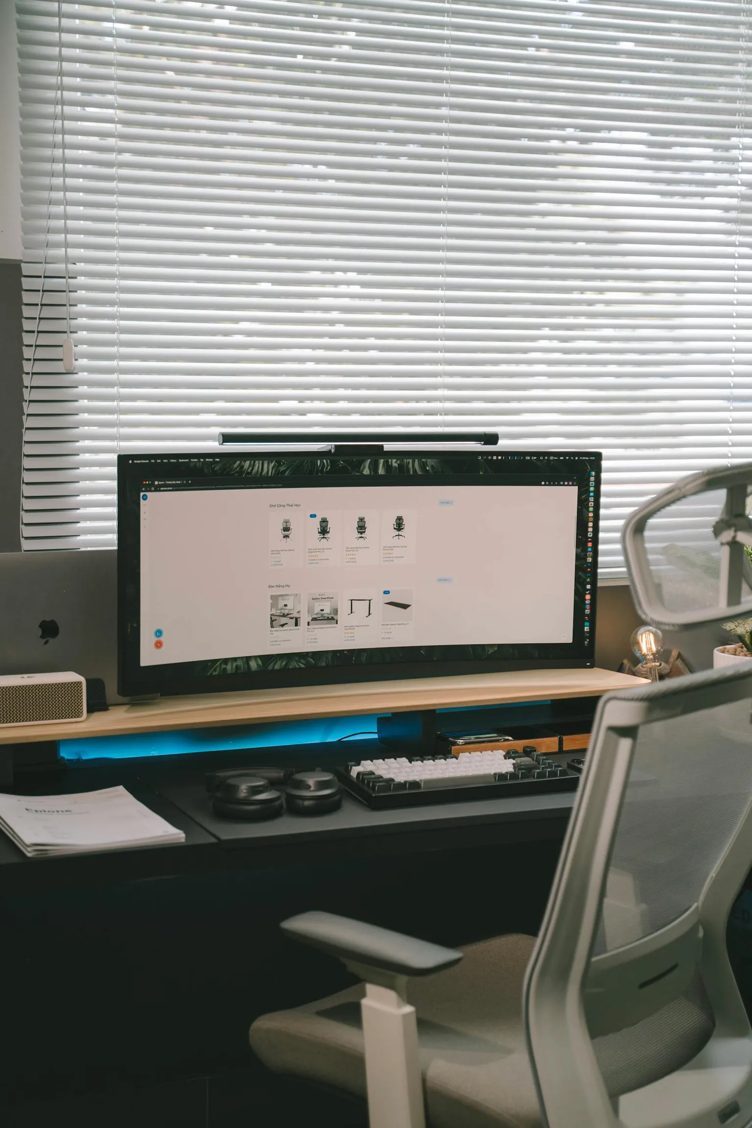 Monitor auf einem ruhigen Schreibtisch mit klarer digitaler Benutzeroberfläche im Bildschirmbild.