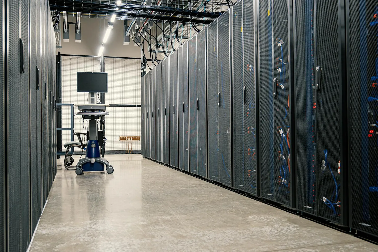 Moderne Serverracks in einer klar strukturierten Rechenzentrumsumgebung.