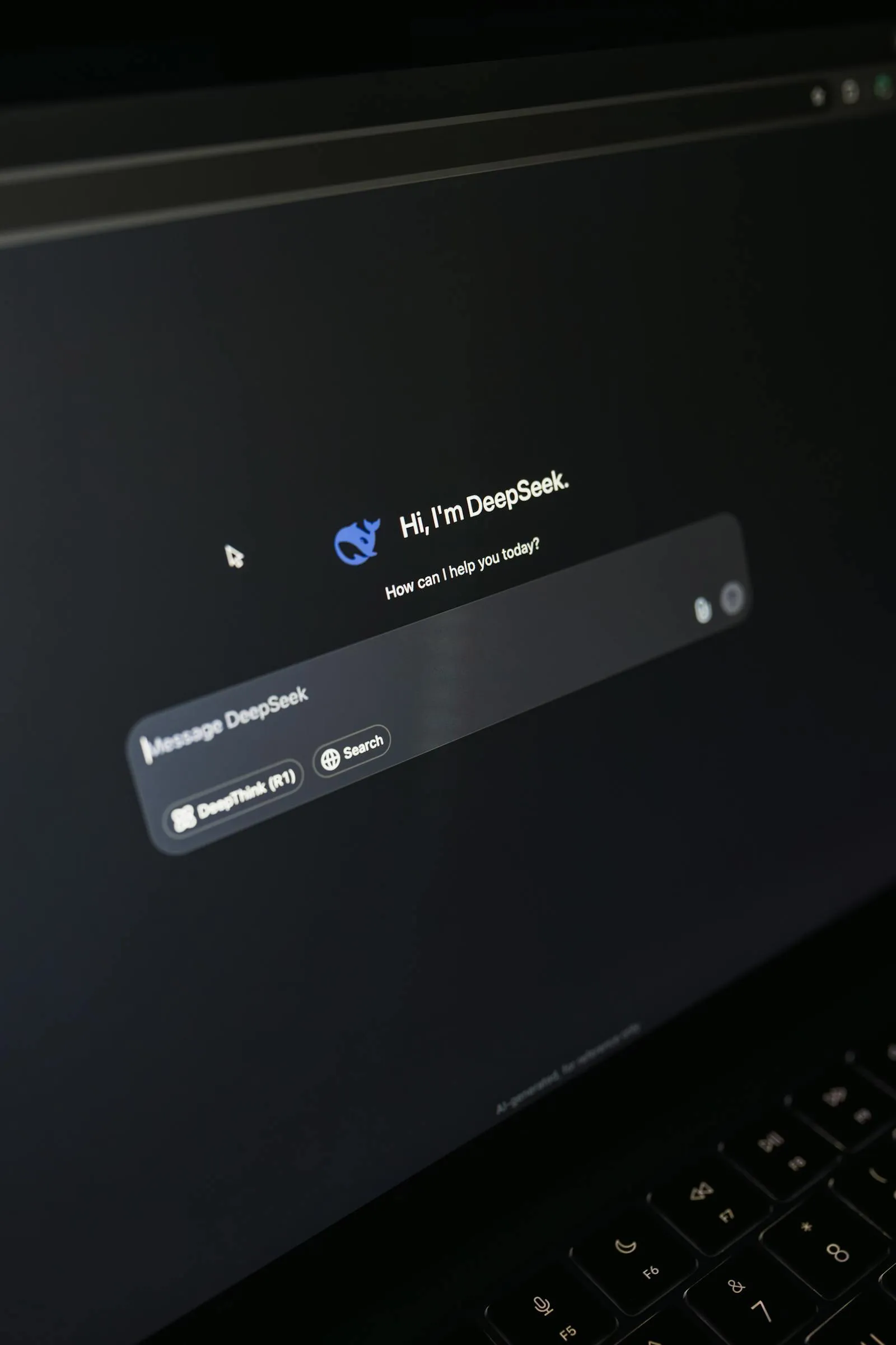 Laptop mit klar sichtbarer KI-Chat-Oberfläche in einer modernen Arbeitsumgebung.